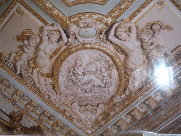Grupo escultórico en escayola dorada restaurado en el Palacio de Linares de Madrid