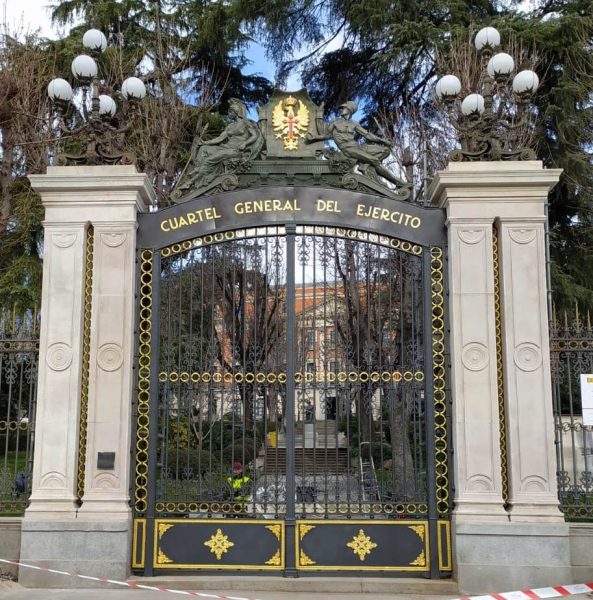 Portón histórico de hierro forjado y piedra con emblema del Cuartel General del Ejército en Madrid
