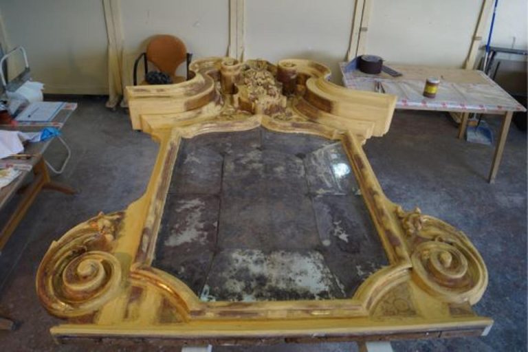 Espejo en proceso con embolado amarillo: preparación para el dorado en marco tallado (siglo XVIII, Parador de León) — Vista general | El Barco