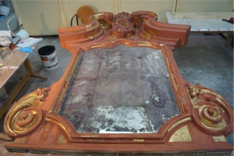 Espejo en proceso con embolado rojo: preparación para el dorado en marco tallado (siglo XVIII, Parador de León) — Vista general | El Barco