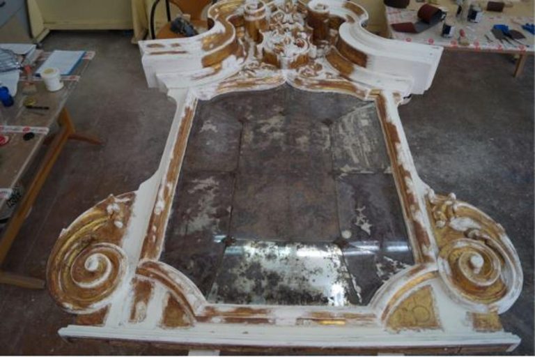 Espejo estucado en proceso: reintegración de preparación en marco tallado y dorado (siglo XVIII, Parador de León) — Vista general | El Barco