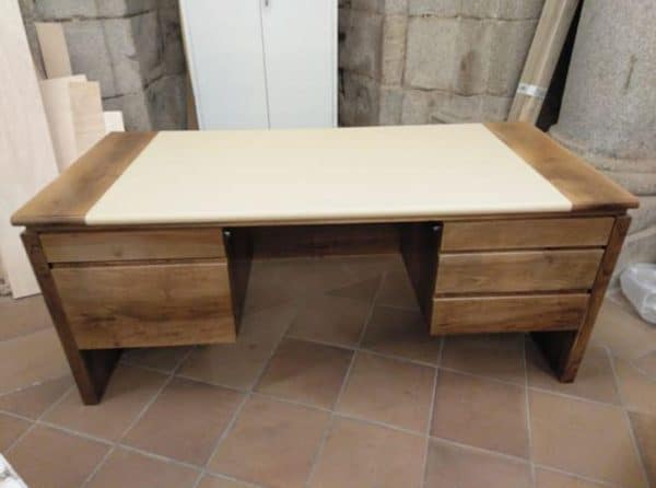 Estado final de mesa de oficina en chapa de nogal con tapete renovado (Palacio de la Zarzuela, Madrid) — Vista frontal | El Barco