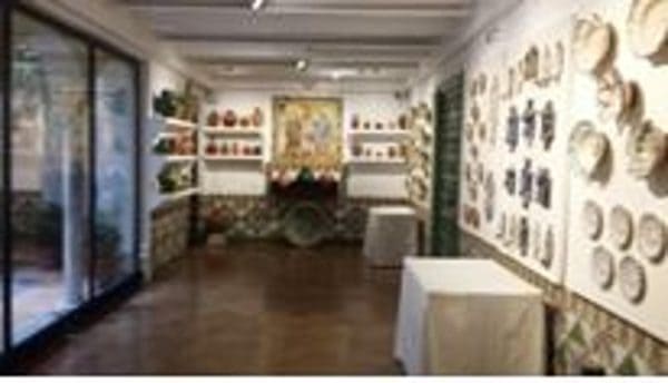 Vista general del Patio Andaluz con cerámicas expuestas (Museo Sorolla, Madrid) — Vista de sala | El Barco