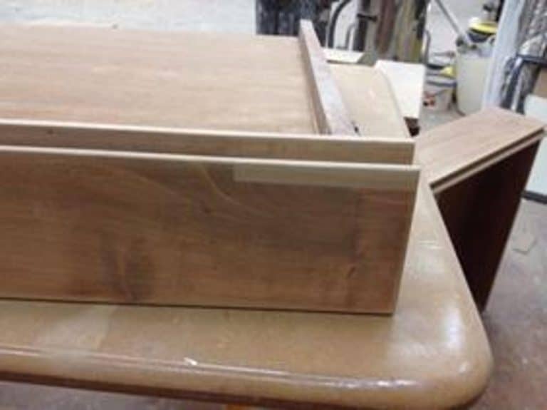 Reintegración cromática de pieza de madera repuesta para su integración con el original en mesa de oficina chapada en nogal (Palacio de la Zarzuela, Madrid) — Detalle de proceso | El Barco