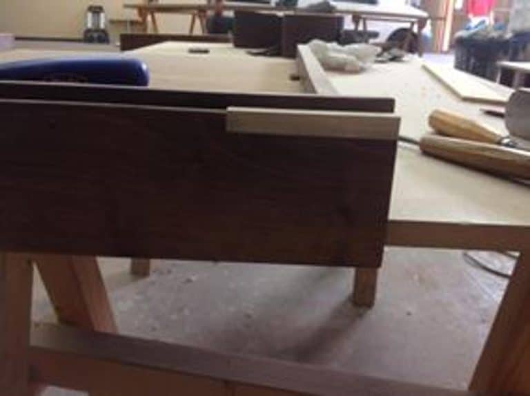 Reintegración volumétrica de pérdidas de soporte en madera en mesa de oficina chapada en nogal (Palacio de la Zarzuela, Madrid) — Detalle de proceso | El Barco